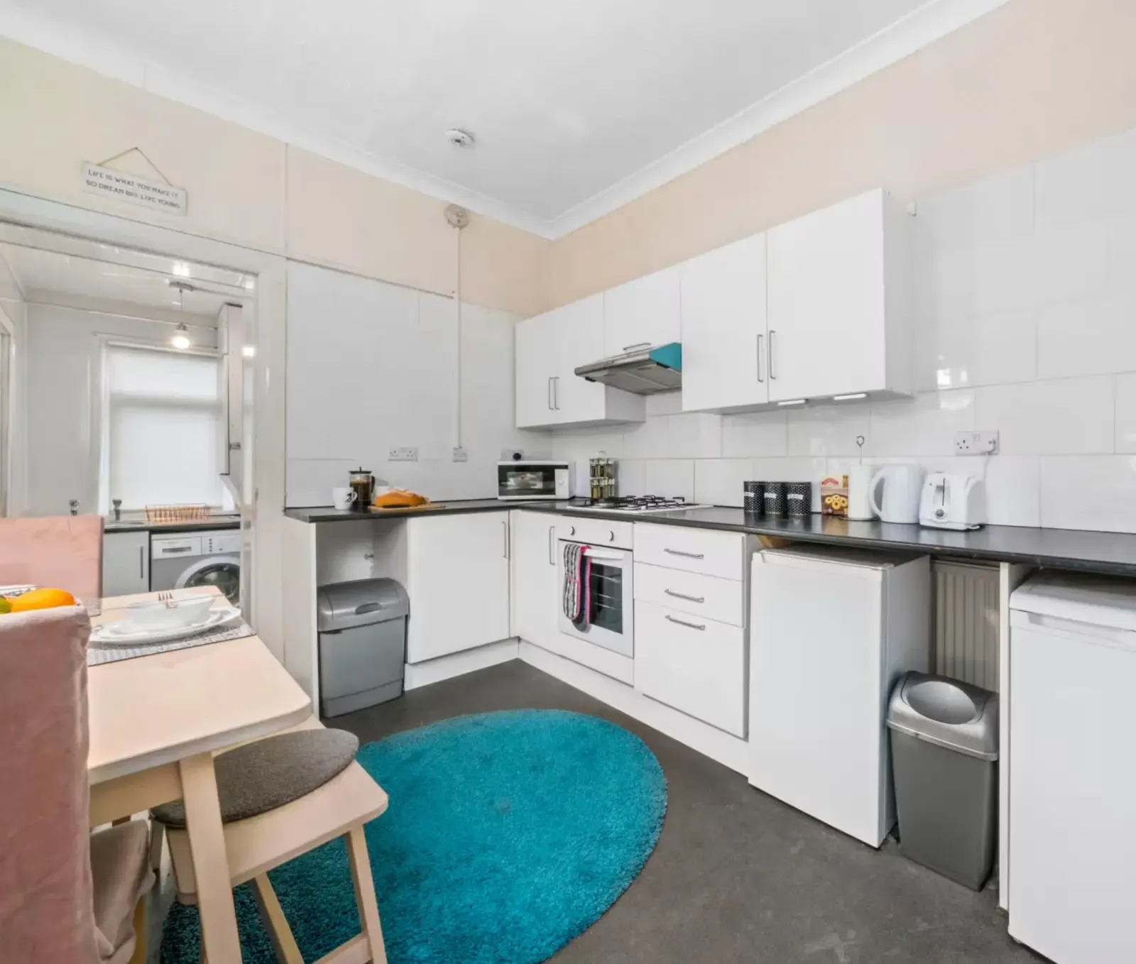 1 bed, 1 bath | Ground Floor | FREE on-site Parking | Elmbank Street ML4 in ML4 2EA, Bellshill, North Lanarkshire, Scotland, United Kingdom - Property image 5 - VivreStays