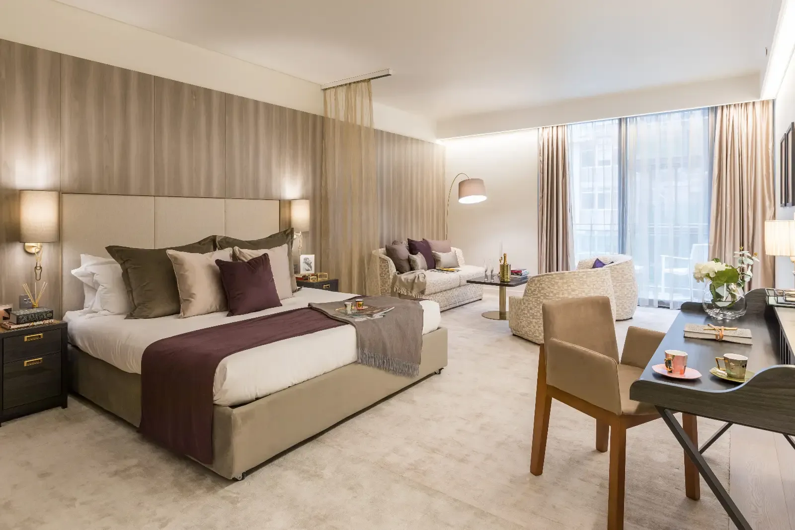 Standard Studio with Balcony options serviced apartment - London - VivreStays