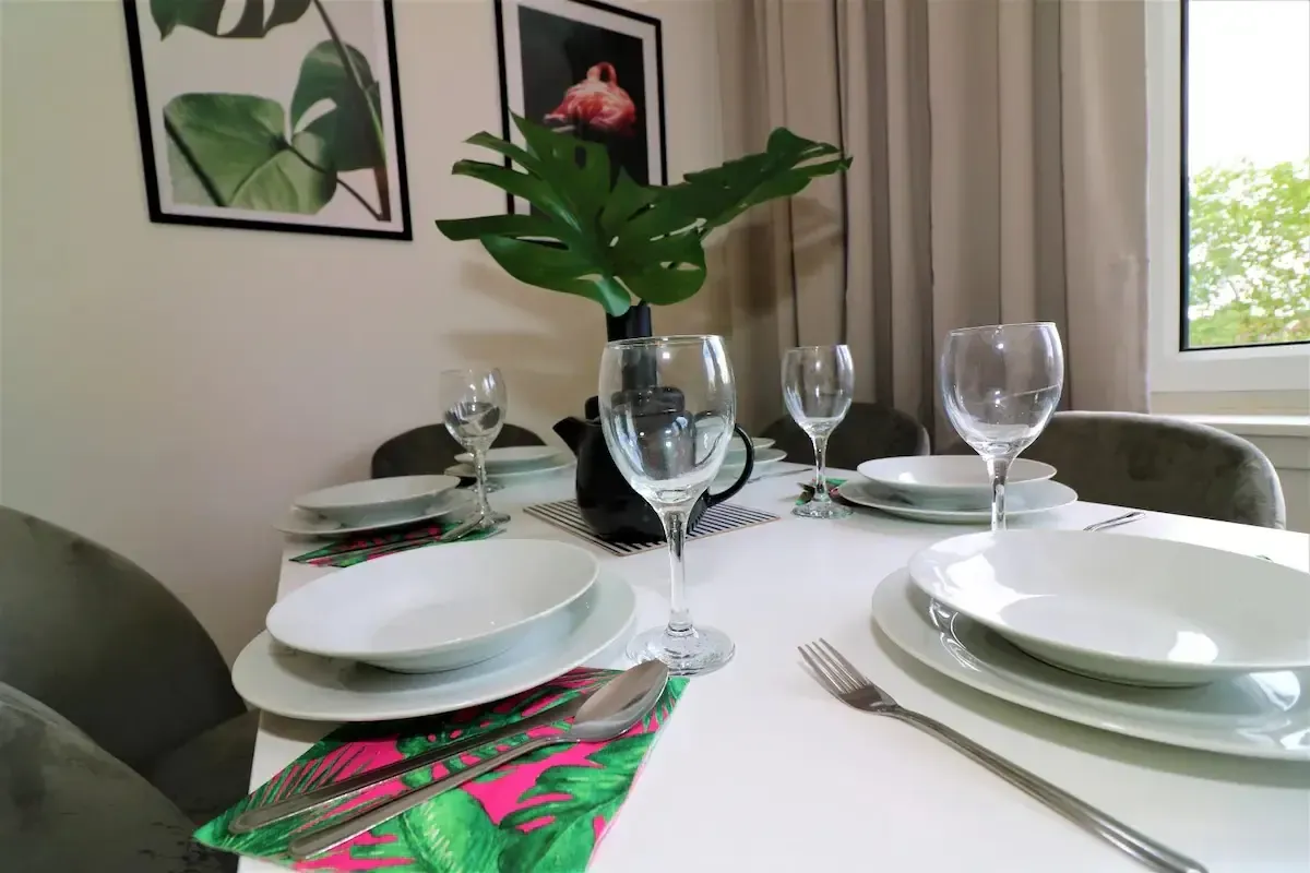 3 bed, 1 bath | FREE on-site Parking | Motherwell Road ML4 in ML4 2JD, Bellshill, North Lanarkshire, Scotland, United Kingdom - Property image 5 - VivreStays