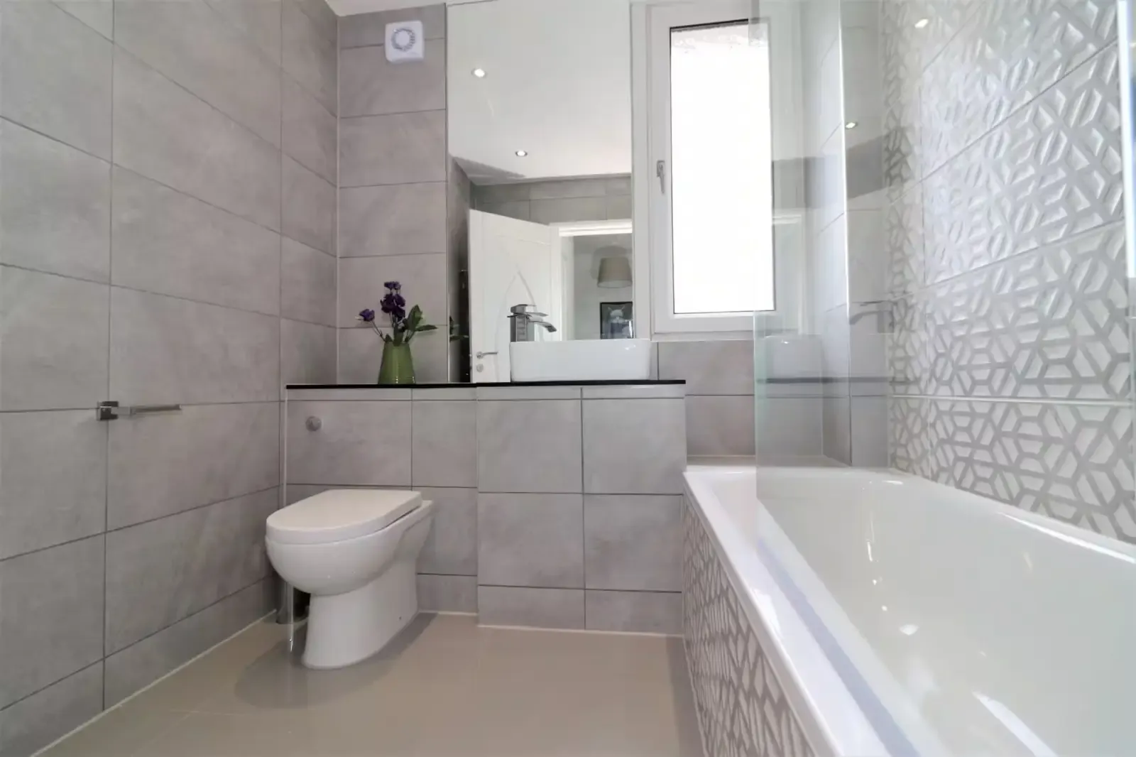 3 bed, 1 bath | FREE on-site Parking | Motherwell Road ML4 in ML4 2JD, Bellshill, North Lanarkshire, Scotland, United Kingdom - Property image 6 - VivreStays