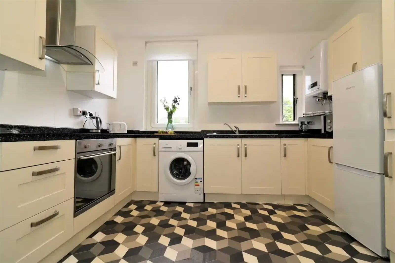 3 bed, 1 bath | FREE on-site Parking | Motherwell Road ML4 in ML4 2JD, Bellshill, North Lanarkshire, Scotland, United Kingdom - Property image 3 - VivreStays