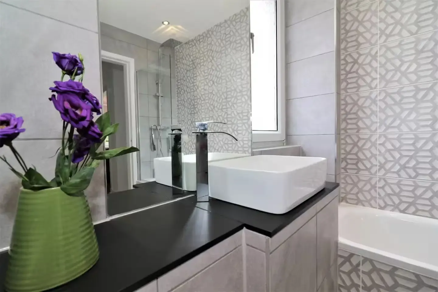 3 bed, 1 bath | FREE on-site Parking | Motherwell Road ML4 in ML4 2JD, Bellshill, North Lanarkshire, Scotland, United Kingdom - Property image 8 - VivreStays