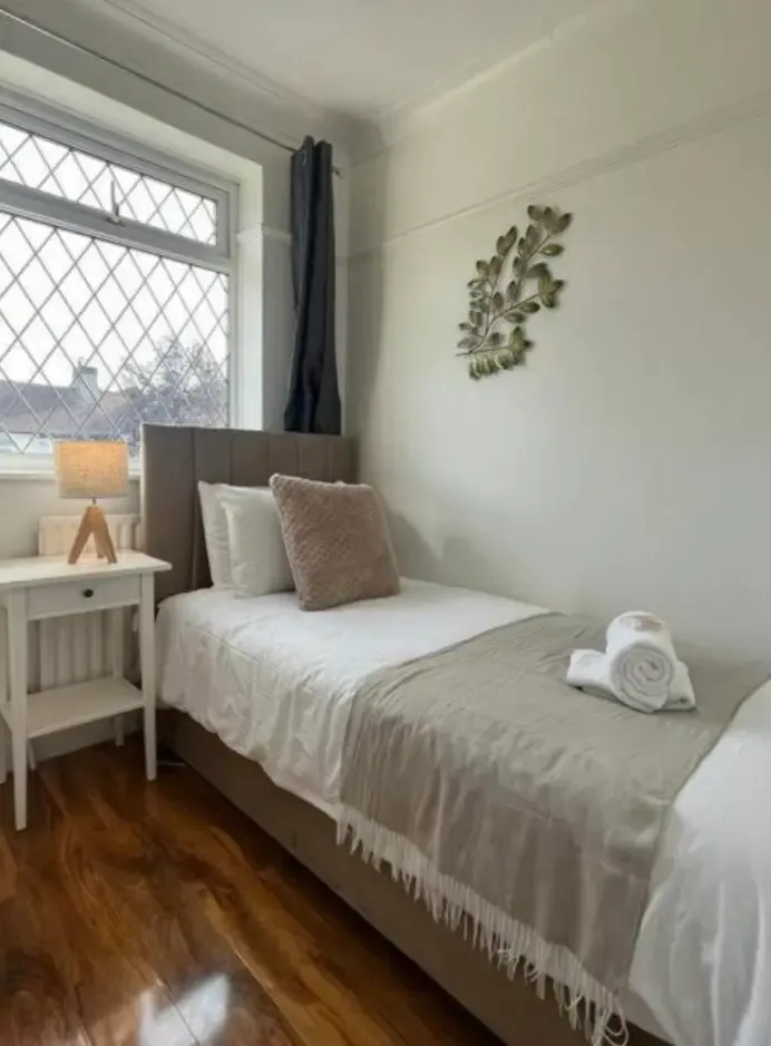 View Abbey wood family home in 13 Glendown Road, SE2 0RJ Abbey wood family home in 13 Glendown Road, SE2 0RJ - Property image 9 - VivreStays