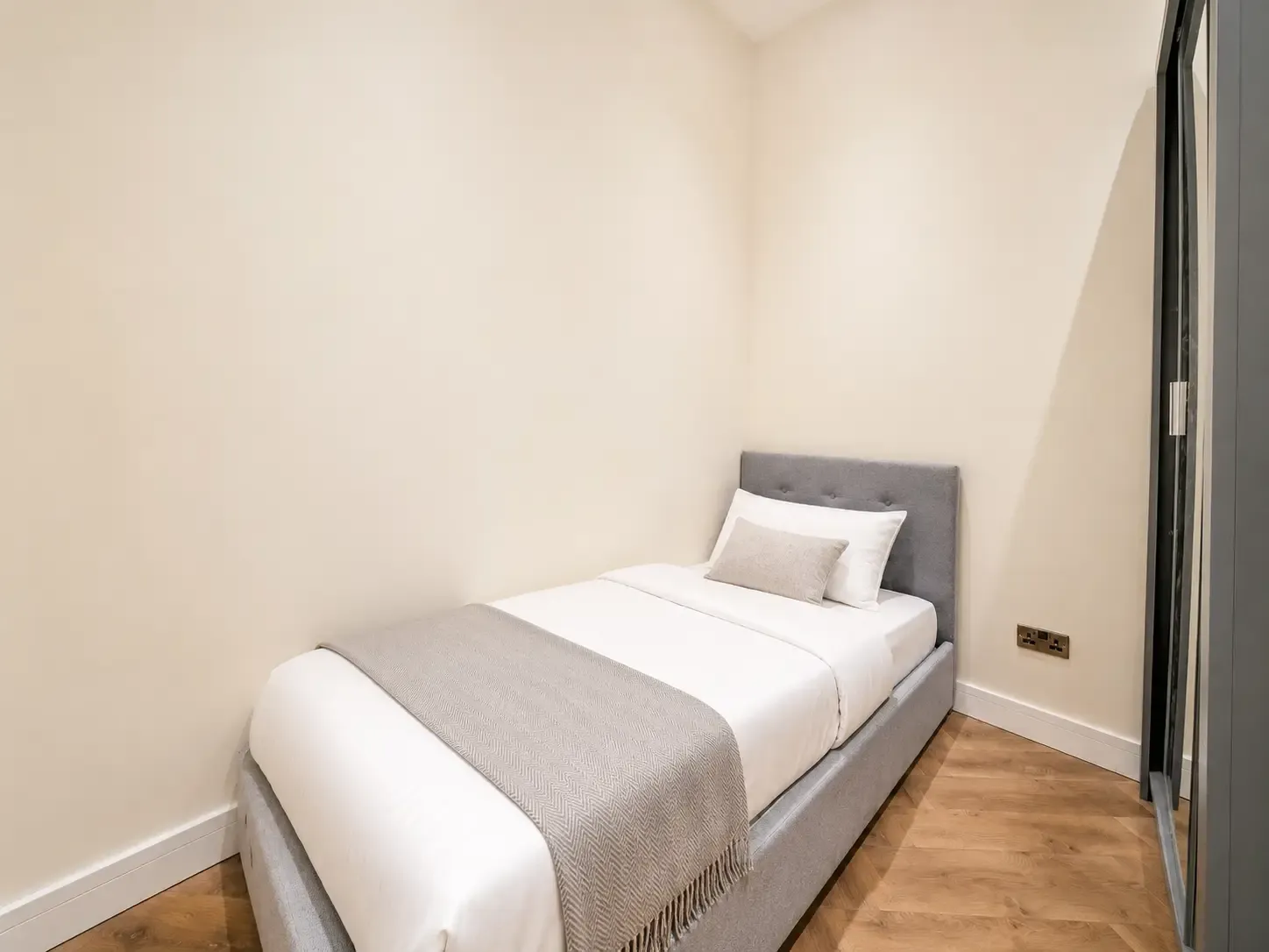 Bright West Kensington Flat with Private Balcony in 10 Fairholme Road, W14 9JX - Property image 3 - VivreStays