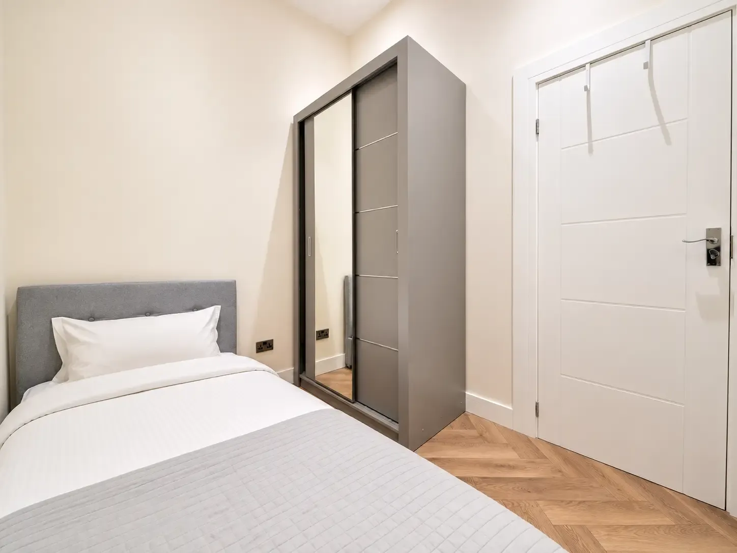 Bright West Kensington Flat with Private Balcony in 10 Fairholme Road, W14 9JX - Property image 4 - VivreStays