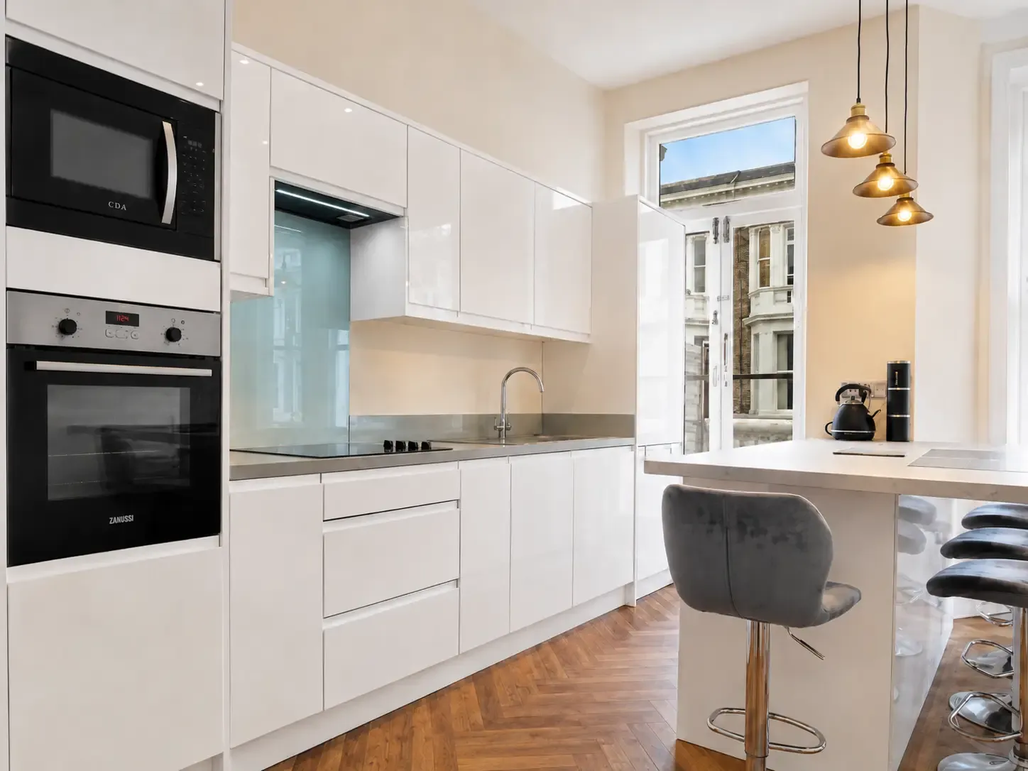 Bright West Kensington Flat with Private Balcony in 10 Fairholme Road, W14 9JX - Property image 2 - VivreStays