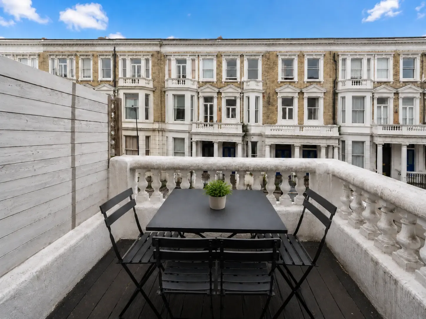 Bright West Kensington Flat with Private Balcony serviced apartment - London - VivreStays