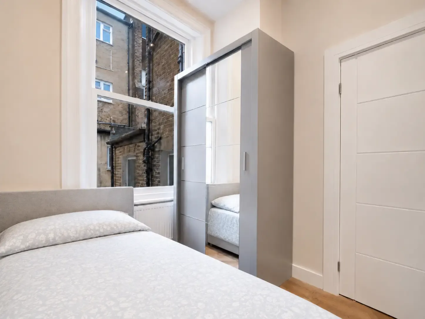 Bright West Kensington Flat with Private Balcony in 10 Fairholme Road, W14 9JX - Property image 5 - VivreStays