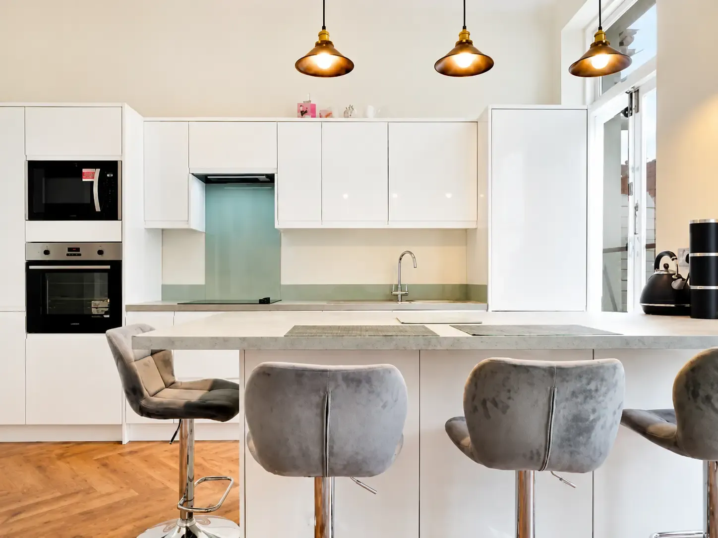 Bright West Kensington Flat with Private Balcony in 10 Fairholme Road, W14 9JX - Property image 9 - VivreStays