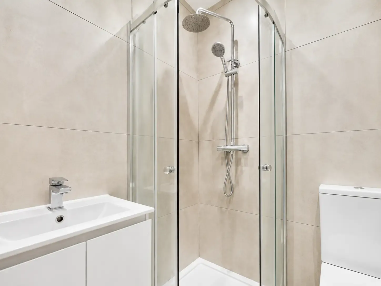 Bright West Kensington Flat with Private Balcony in 10 Fairholme Road, W14 9JX - Property image 11 - VivreStays