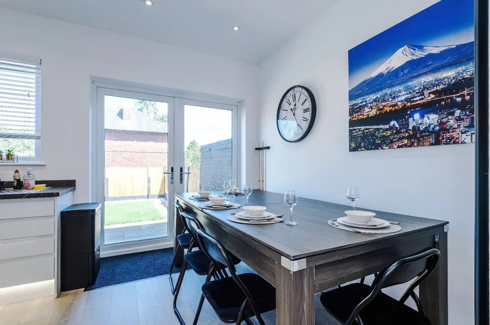 The Retreat | Contractors Paradise | Next to M60 in 92 Victoria Avenue, Manchester, M9 0RE, United Kingdom - Property image 2 - VivreStays