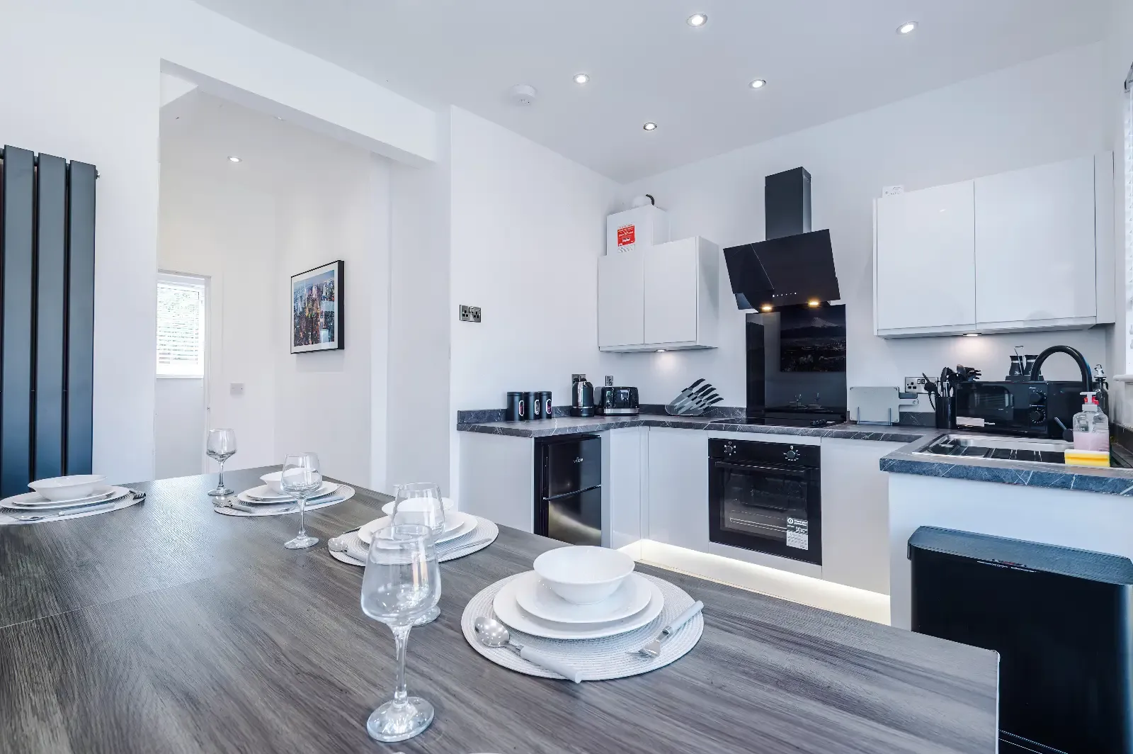 The Retreat | Contractors Paradise | Next to M60 in 92 Victoria Avenue, Manchester, M9 0RE, United Kingdom - Property image 11 - VivreStays
