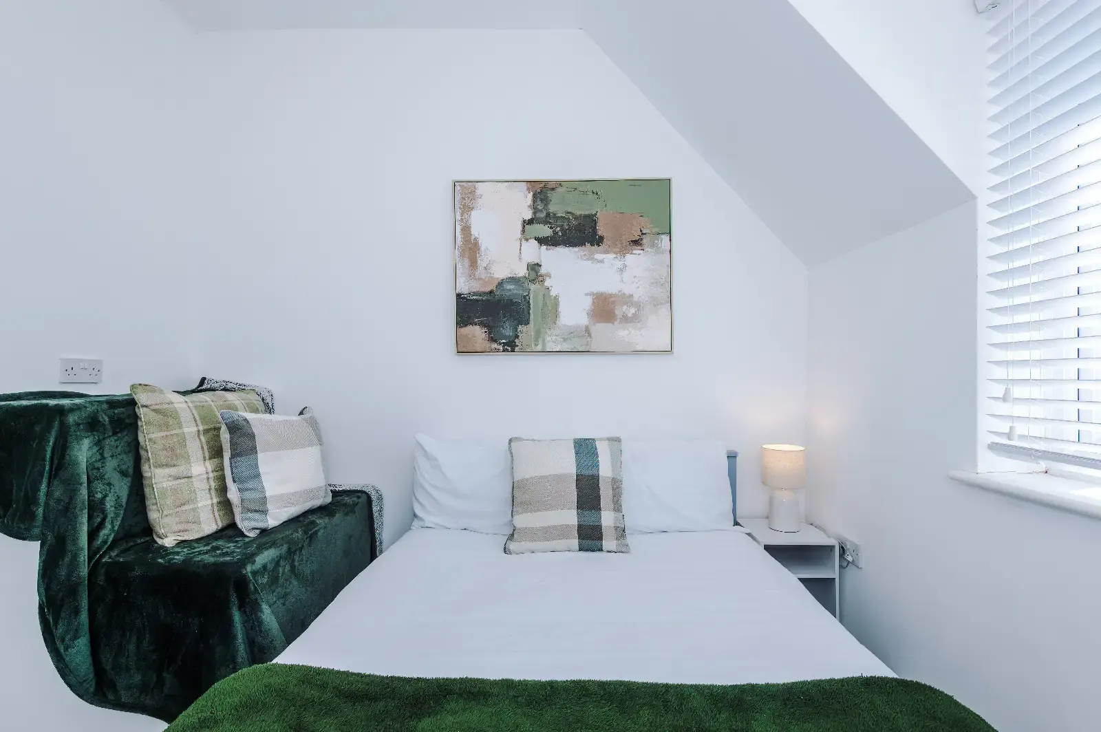 The Retreat | Contractors Paradise | Next to M60 in 92 Victoria Avenue, Manchester, M9 0RE, United Kingdom - Property image 23 - VivreStays