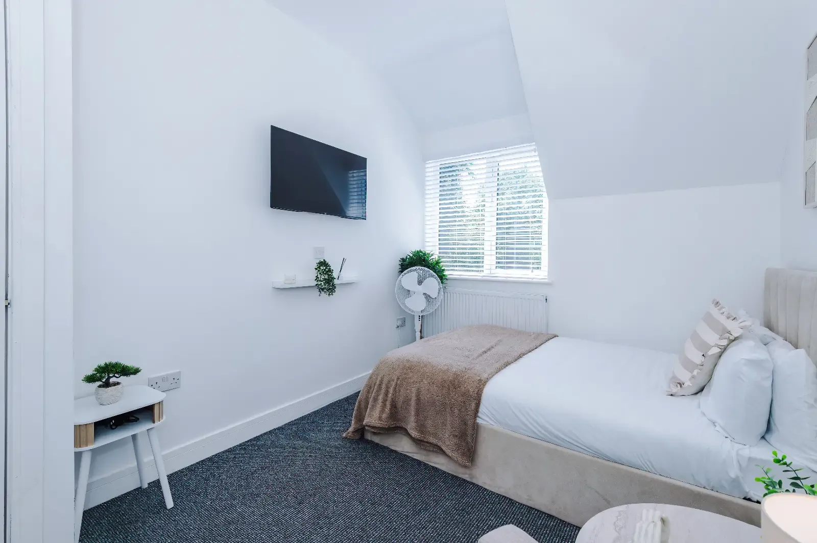 The Retreat | Contractors Paradise | Next to M60 in 92 Victoria Avenue, Manchester, M9 0RE, United Kingdom - Property image 26 - VivreStays