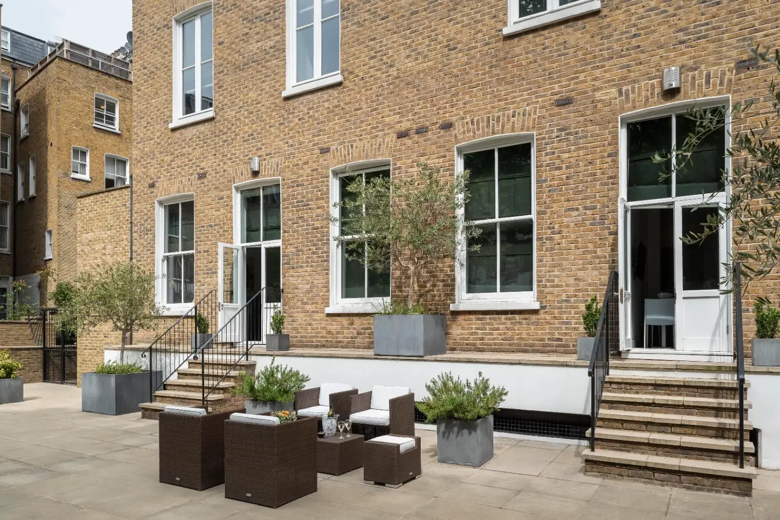 Templeton Place by Supercity Aparthotels - Premier One Bedroom Suite with terrace in 17 Templeton Place, SW5 9NB - Property image 3 - VivreStays
