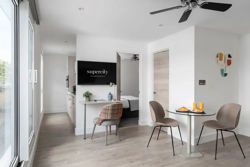 Q Square by Supercity Aparthotels - One Bedroom Penthouse Suite in 11 Queen's Square, BN1 3FD - Property image 3 - VivreStays
