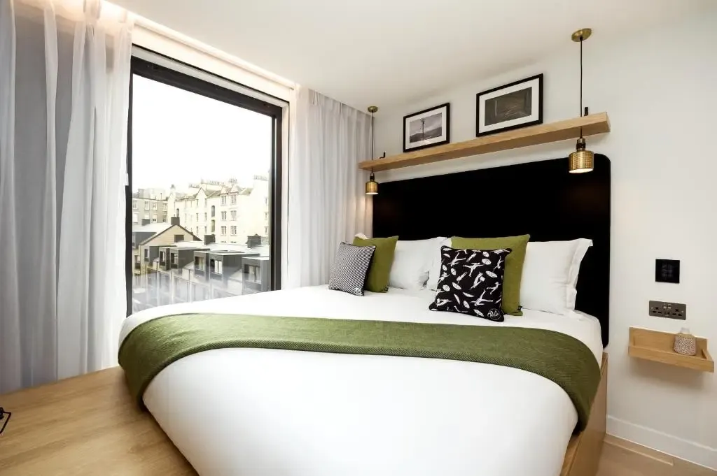 Grassmarket Studio with Stunning Edinburgh Castle Views | Sleeps 2 serviced apartment - Edinburgh - VivreStays