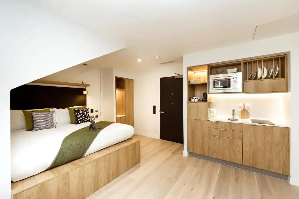 Open-Plan 1 Bedroom Apartment in Edinburgh City Centre | Sleeps 4 in 26 King's Stables Road, EH1 2JY - Property image 2 - VivreStays