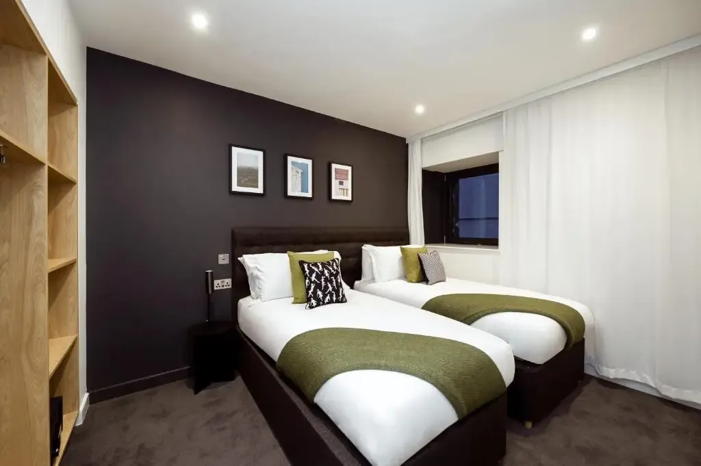 Grassmarket Open-Plan One Bedroom Apartment | Twin Beds | Sleeps 4 serviced apartment - Edinburgh - VivreStays