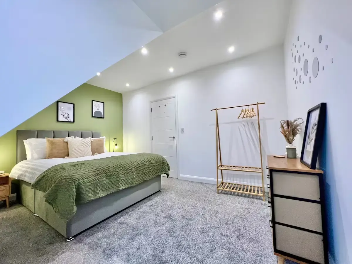 The Crown by Mia Partners in 1 Shenley Road, WD6 1AA - Property image 3 - VivreStays