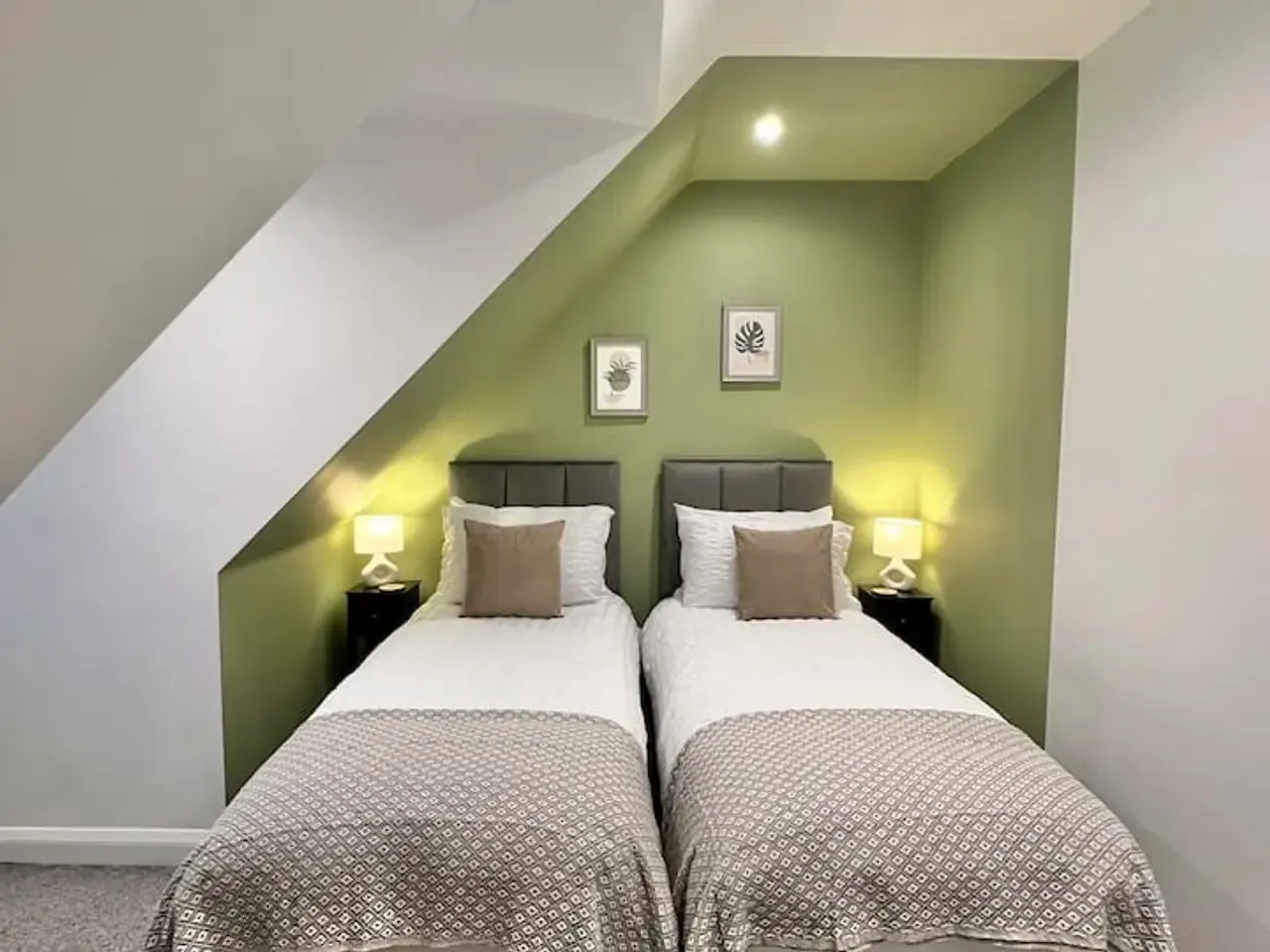 2 bed, 1 bath | FREE on-site Parking | Shenley Road WD6 serviced apartment - Borehamwood - VivreStays