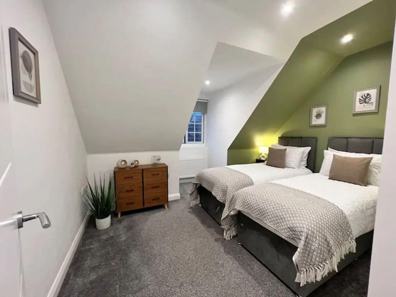 2 bed, 1 bath | FREE on-site Parking | Shenley Road WD6 in WD6 1AA - Property image 2 - VivreStays
