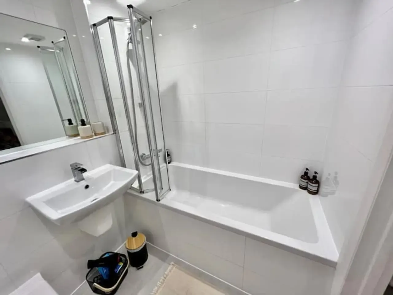 2 bed, 1 bath | FREE on-site Parking | Shenley Road WD6 in WD6 1AA - Property image 3 - VivreStays