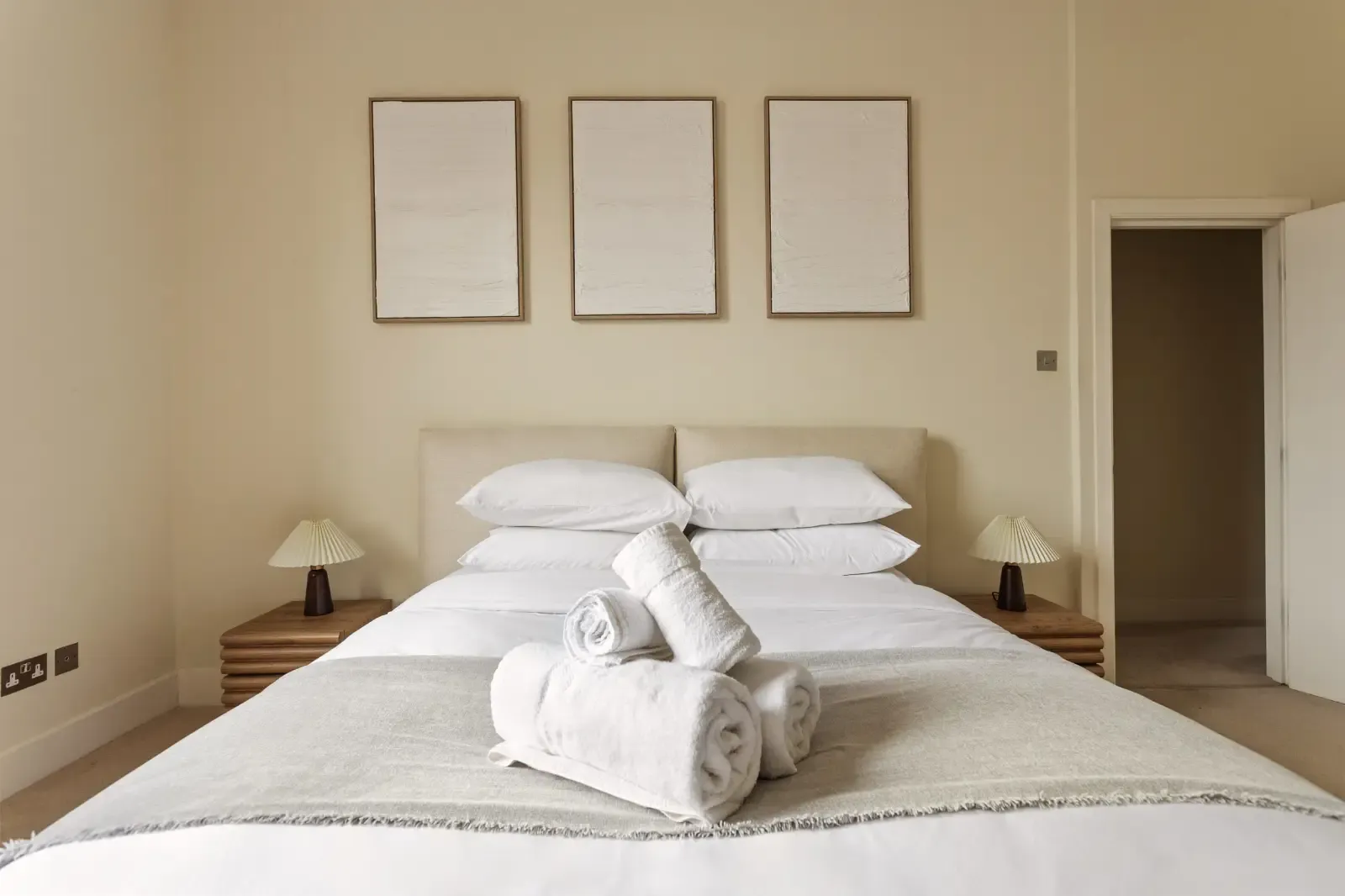 Elegant Knightsbridge 2BR Apartment | Near Harrods in 18 Cadogan Square, Kensington and Chelsea, London, SW1X 0JS, United Kingdom - Property image 2 - VivreStays