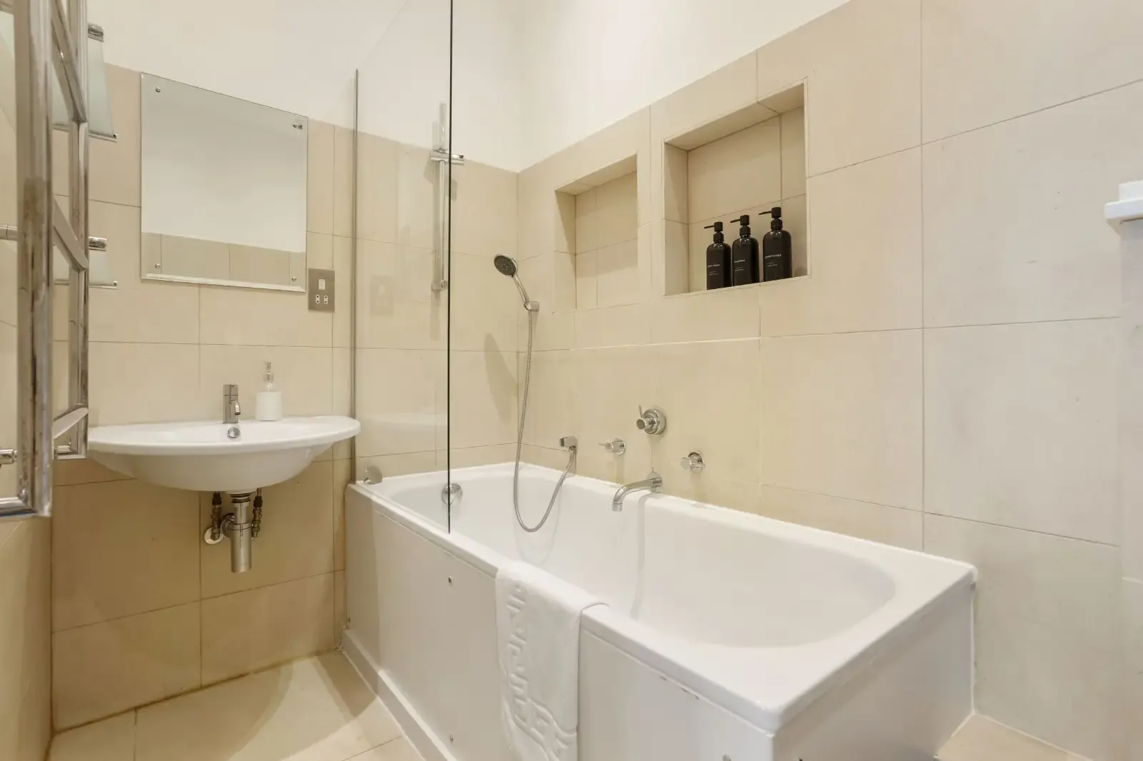 Elegant Knightsbridge 2BR Apartment | Near Harrods in 18 Cadogan Square, Kensington and Chelsea, London, SW1X 0JS, United Kingdom - Property image 6 - VivreStays