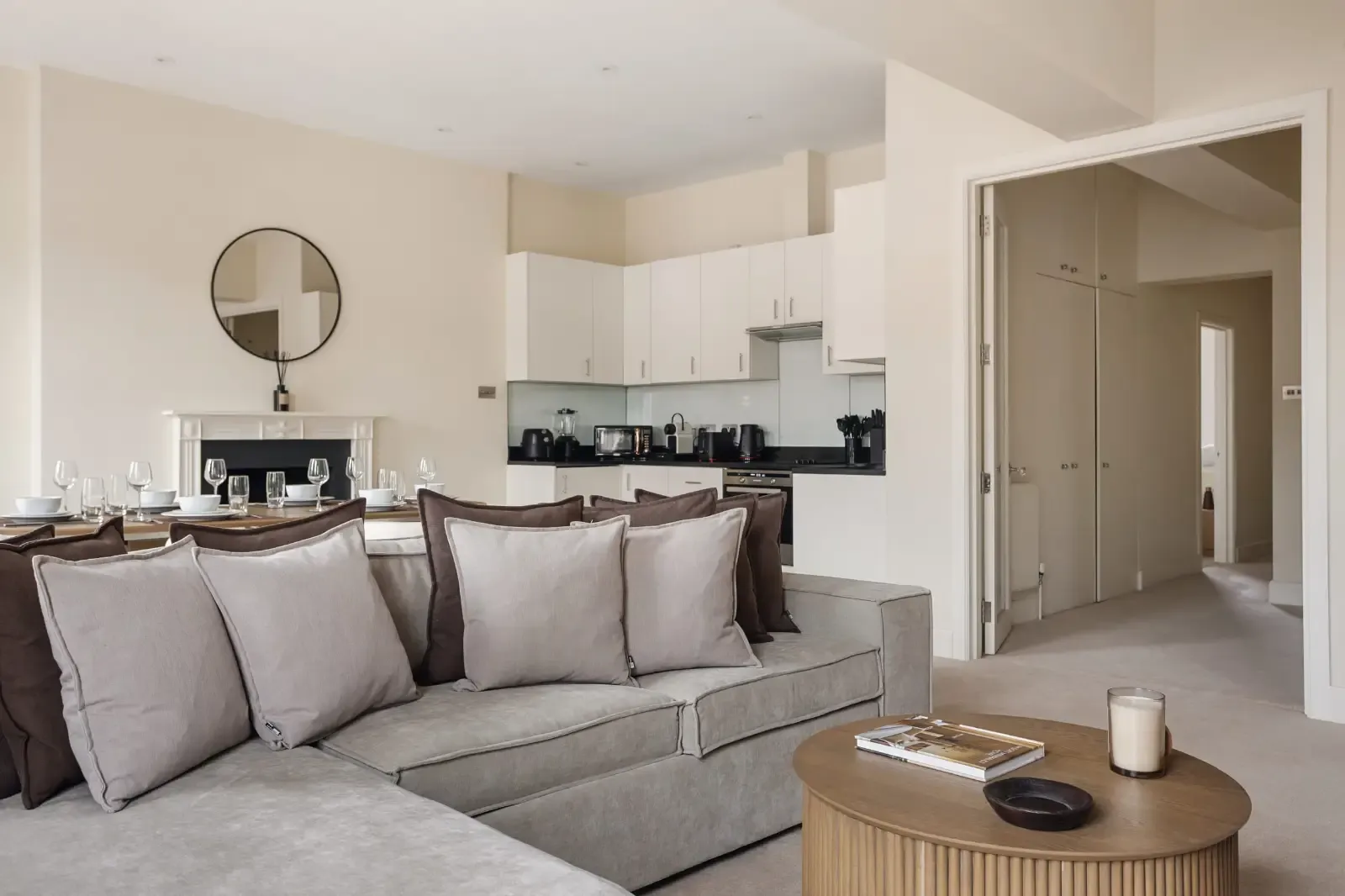 Elegant Knightsbridge 2BR Apartment | Near Harrods in 18 Cadogan Square, Kensington and Chelsea, London, SW1X 0JS, United Kingdom - Property image 4 - VivreStays