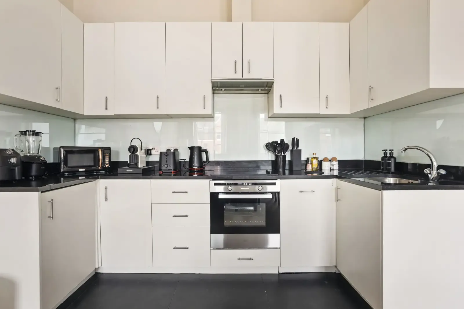 Elegant Knightsbridge 2BR Apartment | Near Harrods in 18 Cadogan Square, Kensington and Chelsea, London, SW1X 0JS, United Kingdom - Property image 8 - VivreStays