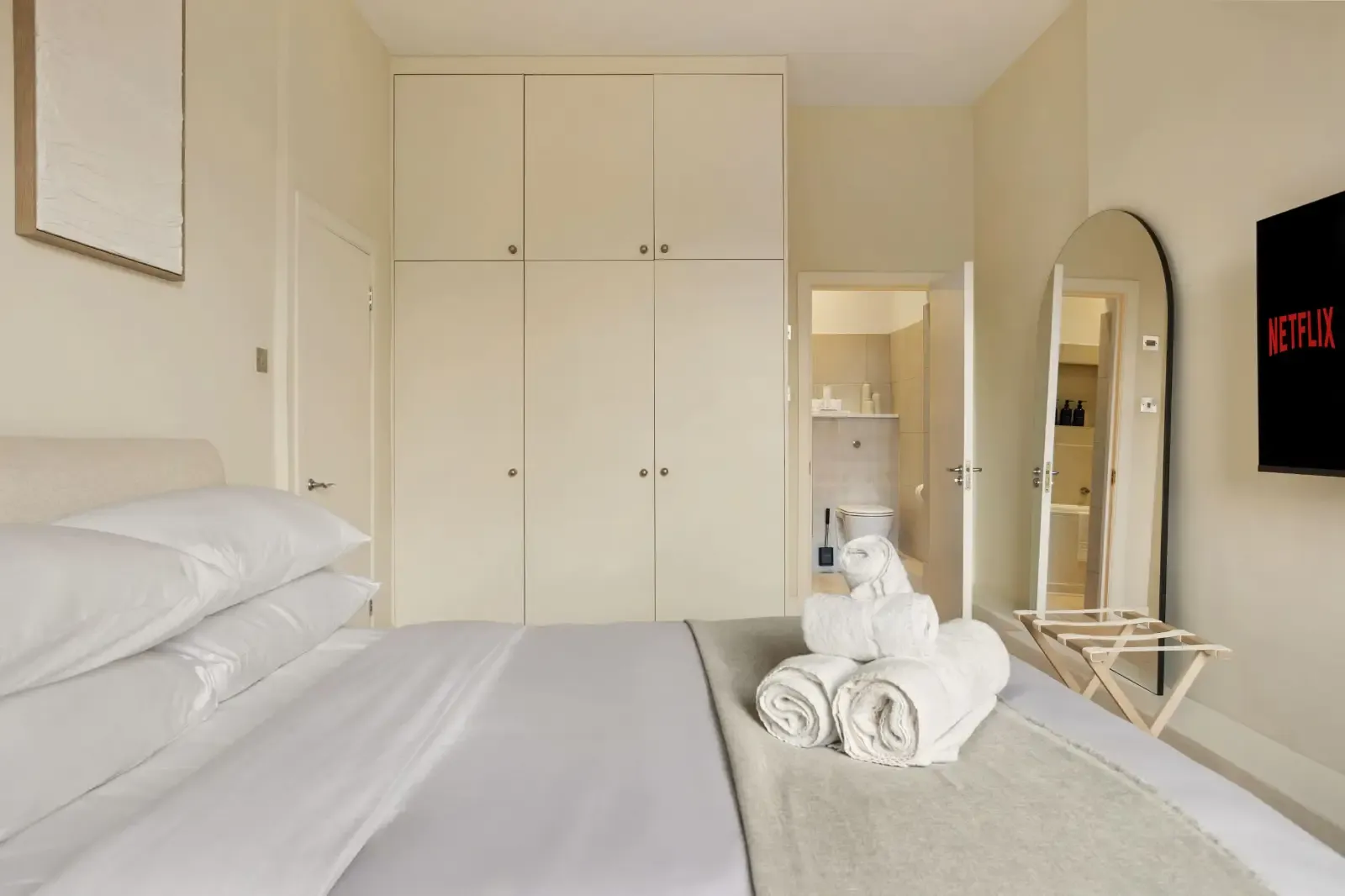 Elegant Knightsbridge 2BR Apartment | Near Harrods in 18 Cadogan Square, Kensington and Chelsea, London, SW1X 0JS, United Kingdom - Property image 16 - VivreStays