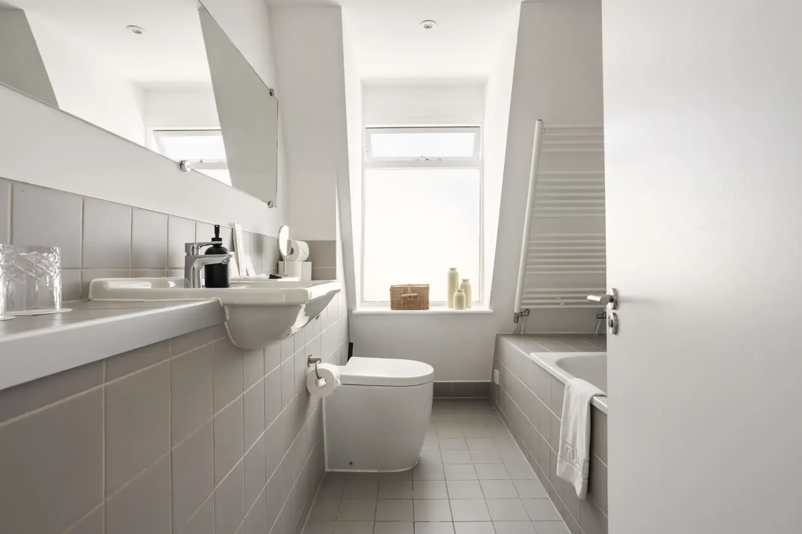View 2BR Chelsea Apartment | Radnor Walk & Sloane Square in 39 Radnor Walk, SW3 4BP 2BR Chelsea Apartment | Radnor Walk & Sloane Square in 39 Radnor Walk, SW3 4BP - Property image 8 - VivreStays