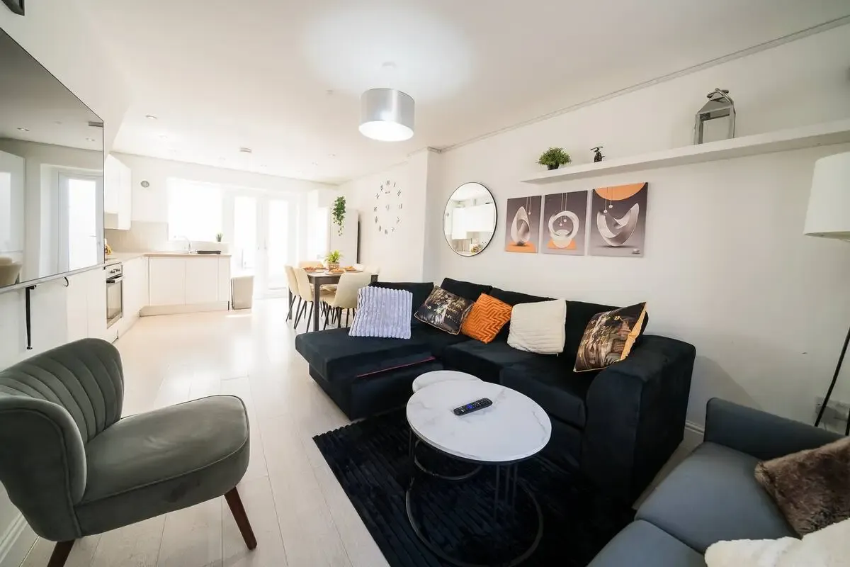 Spacious Cardiff 3BR Home | Free On-Site Parking in 11a Saint Peter's Street, Cardiff, CF24 3BA, United Kingdom - Property image 2 - VivreStays