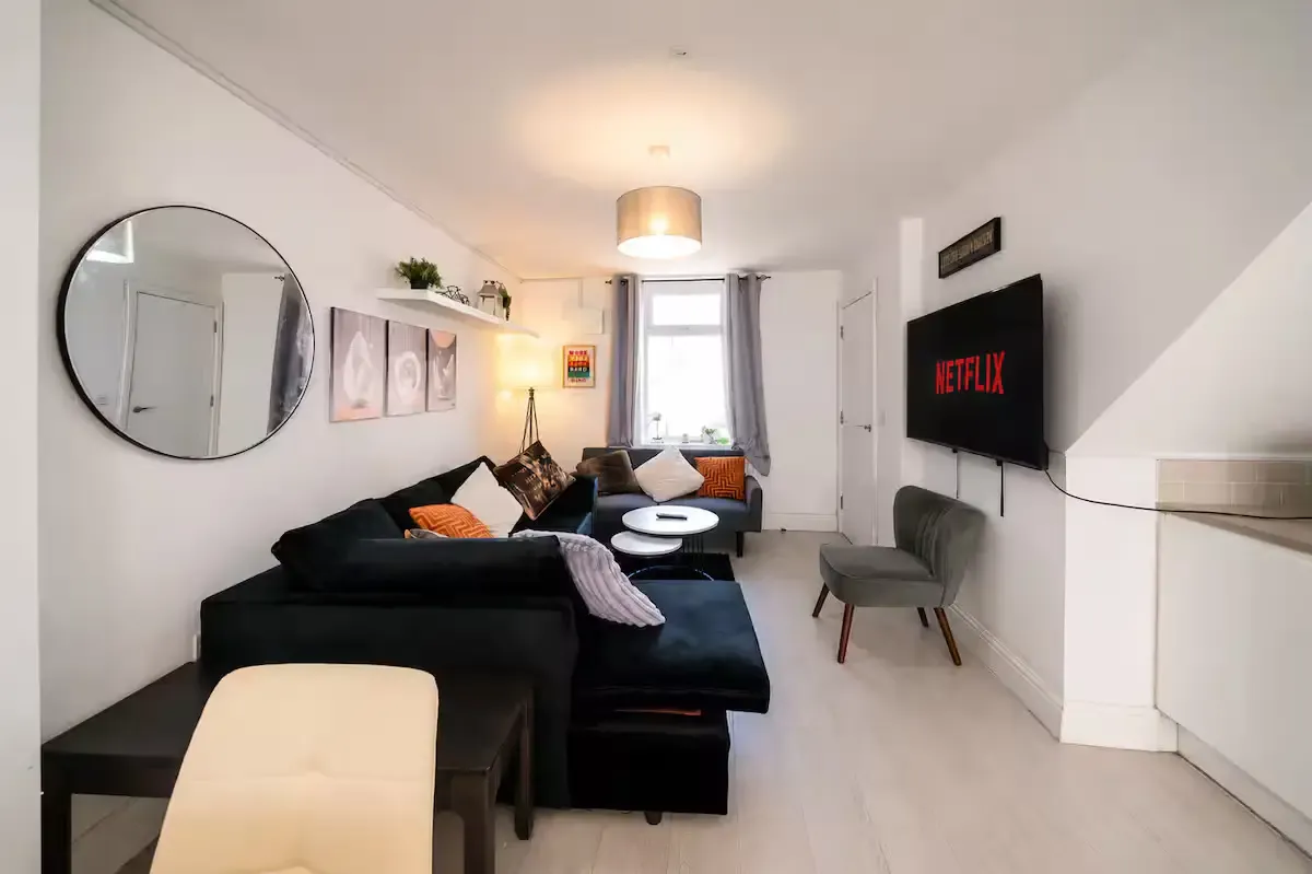 Spacious Cardiff 3BR Home | Free On-Site Parking serviced apartment - Cardiff - VivreStays