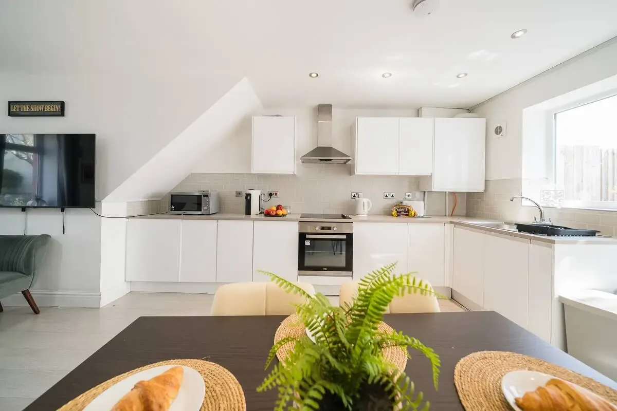 Spacious Cardiff 3BR Home | Free On-Site Parking in 11a Saint Peter's Street, Cardiff, CF24 3BA, United Kingdom - Property image 4 - VivreStays
