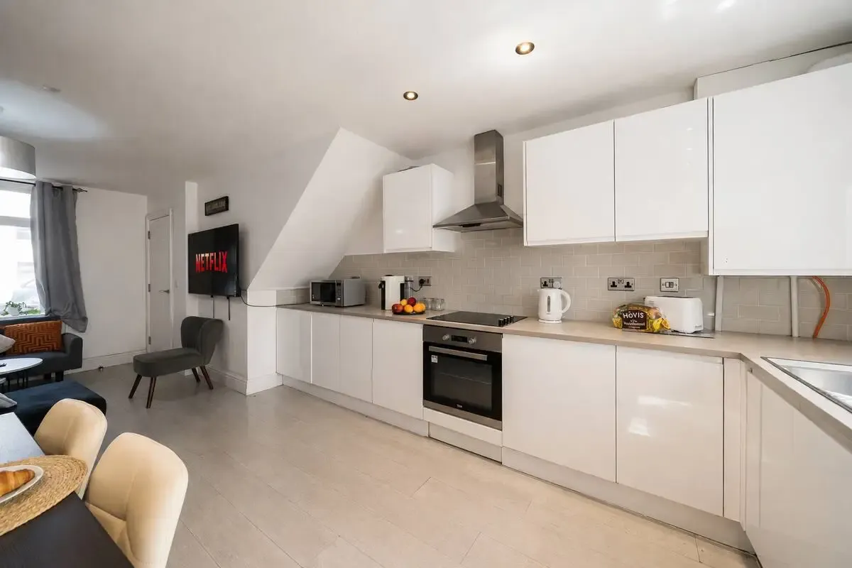 Spacious Cardiff 3BR Home | Free On-Site Parking in 11a Saint Peter's Street, Cardiff, CF24 3BA, United Kingdom - Property image 3 - VivreStays