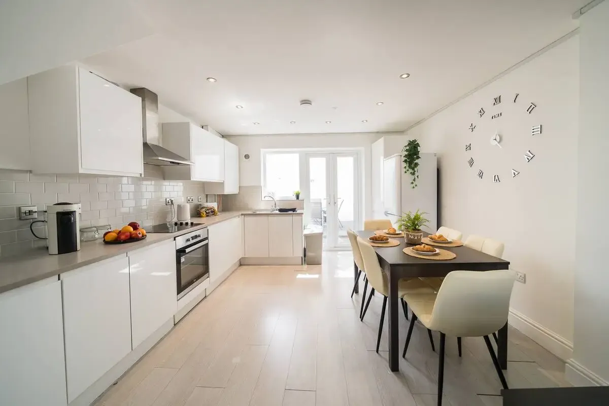 Spacious Cardiff 3BR Home | Free On-Site Parking in 11a Saint Peter's Street, Cardiff, CF24 3BA, United Kingdom - Property image 5 - VivreStays
