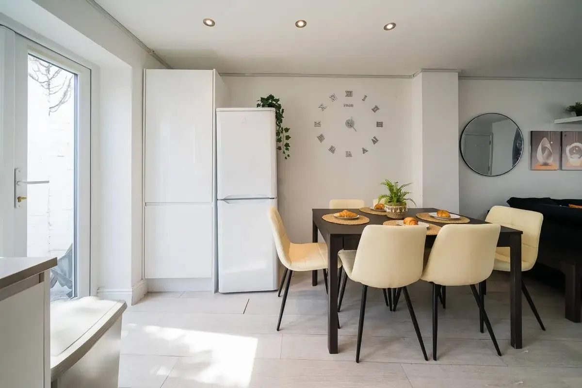 Spacious Cardiff 3BR Home | Free On-Site Parking in 11a Saint Peter's Street, Cardiff, CF24 3BA, United Kingdom - Property image 6 - VivreStays