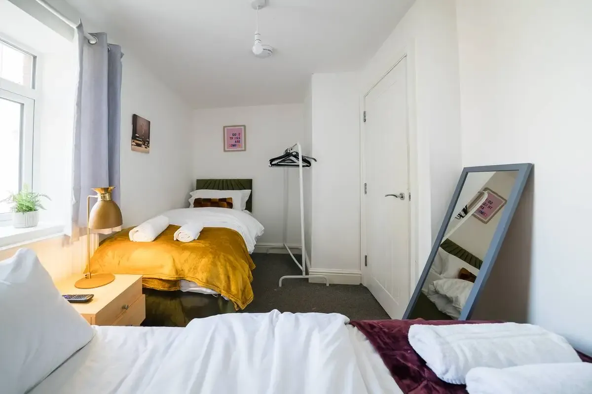Spacious Cardiff 3BR Home | Free On-Site Parking in 11a Saint Peter's Street, Cardiff, CF24 3BA, United Kingdom - Property image 7 - VivreStays