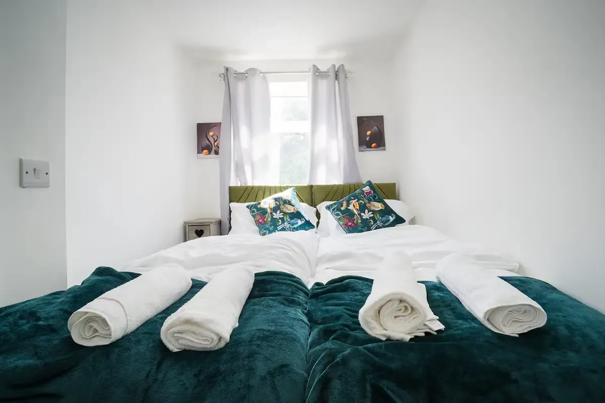Spacious Cardiff 3BR Home | Free On-Site Parking in 11a Saint Peter's Street, Cardiff, CF24 3BA, United Kingdom - Property image 8 - VivreStays