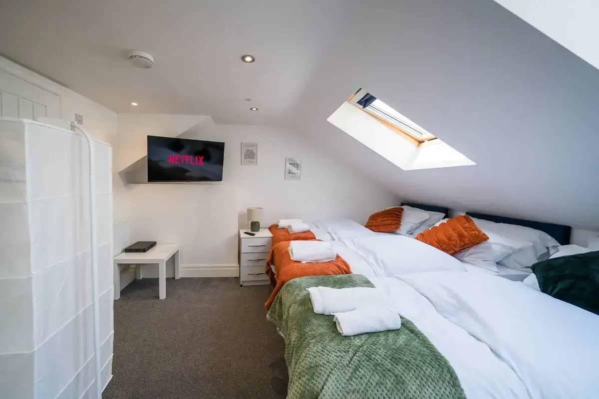 Spacious Cardiff 3BR Home | Free On-Site Parking in 11a Saint Peter's Street, Cardiff, CF24 3BA, United Kingdom - Property image 9 - VivreStays