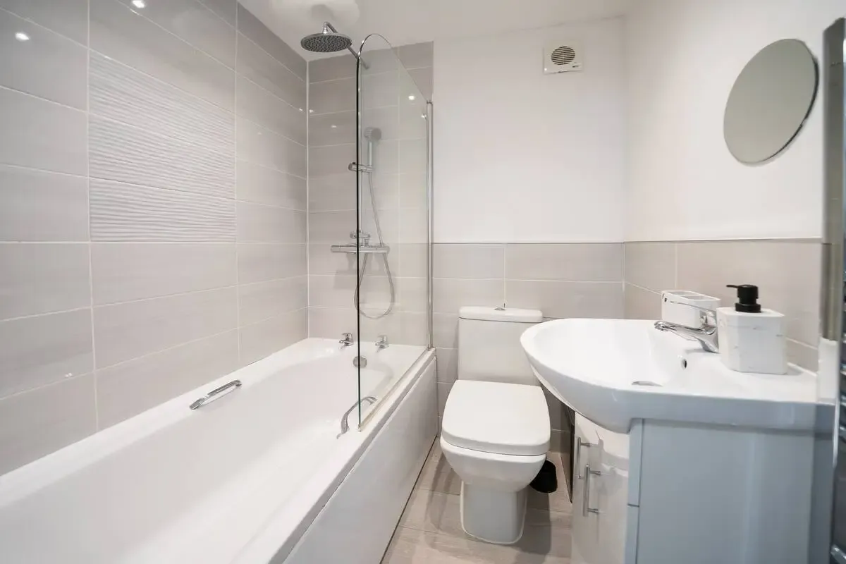 Spacious Cardiff 3BR Home | Free On-Site Parking in 11a Saint Peter's Street, Cardiff, CF24 3BA, United Kingdom - Property image 10 - VivreStays