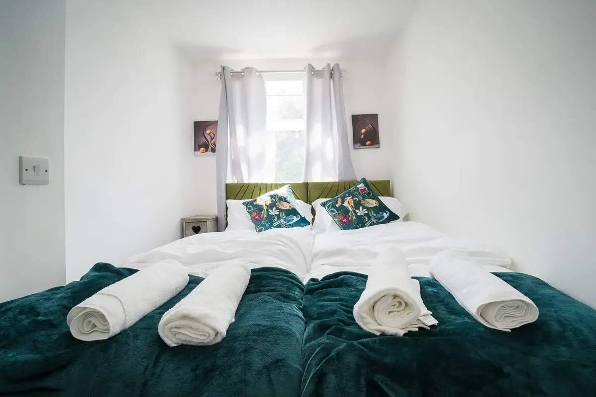 Spacious Cardiff 3BR Home | Free On-Site Parking in 11a Saint Peter's Street, Cardiff, CF24 3BA, United Kingdom - Property image 15 - VivreStays