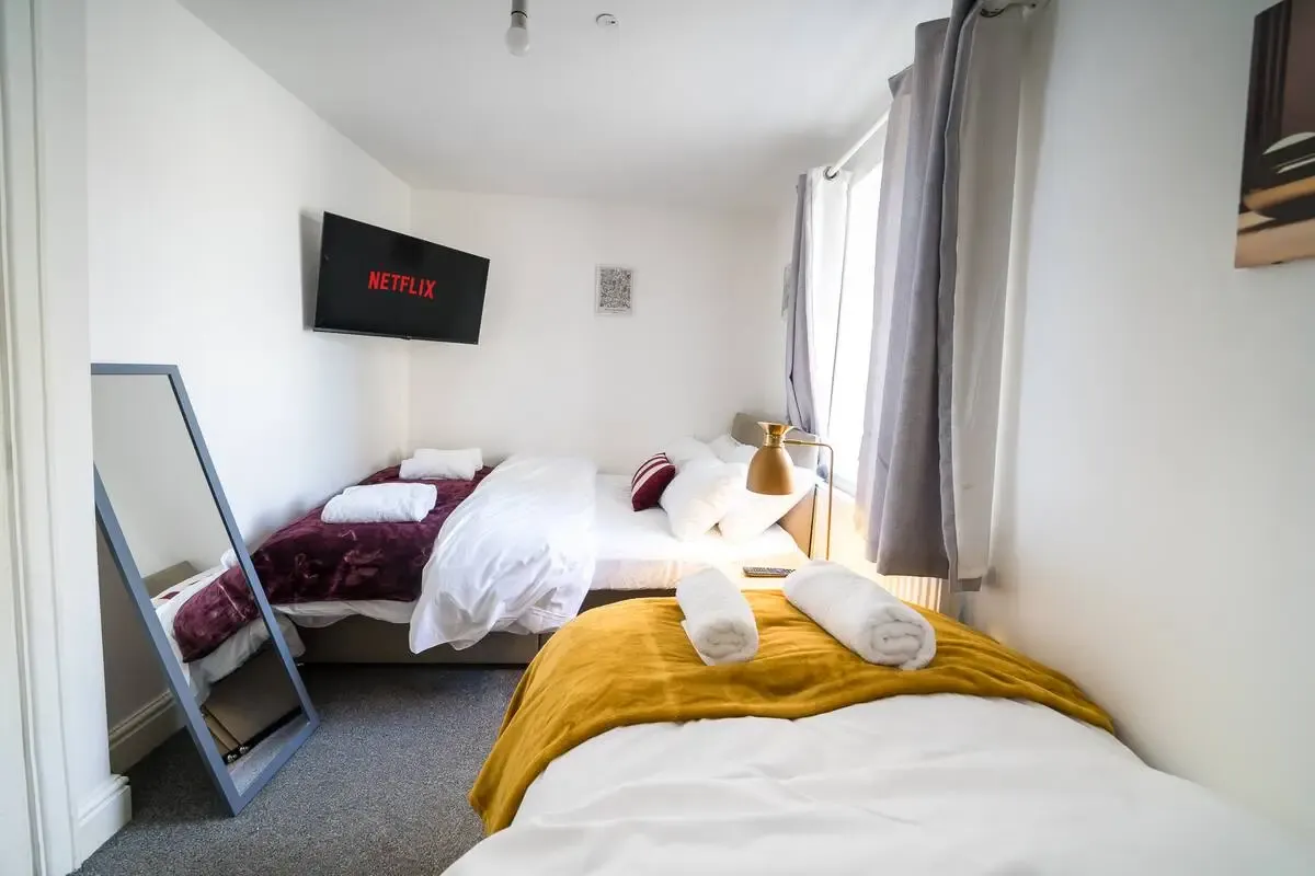 Spacious Cardiff 3BR Home | Free On-Site Parking in 11a Saint Peter's Street, Cardiff, CF24 3BA, United Kingdom - Property image 14 - VivreStays