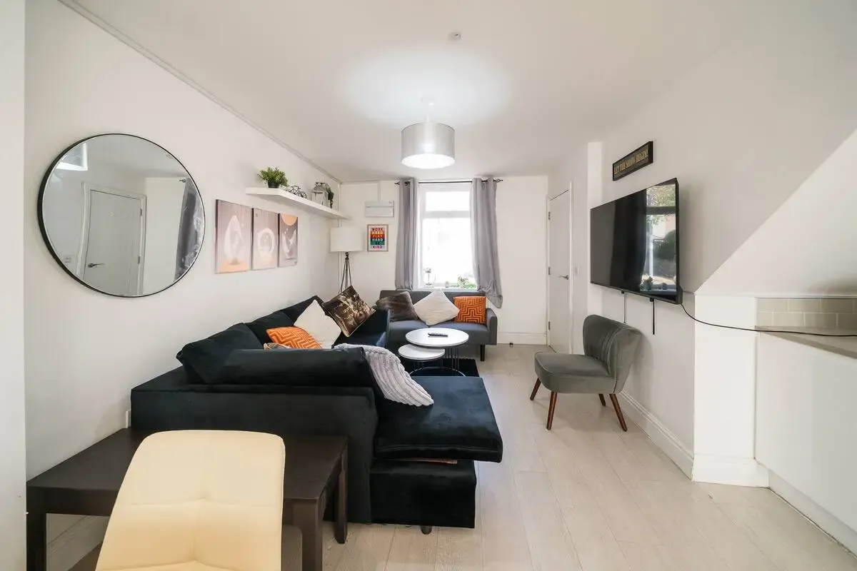 Spacious Cardiff 3BR Home | Free On-Site Parking in 11a Saint Peter's Street, Cardiff, CF24 3BA, United Kingdom - Property image 12 - VivreStays