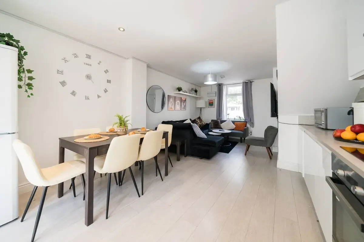 Spacious Cardiff 3BR Home | Free On-Site Parking in 11a Saint Peter's Street, Cardiff, CF24 3BA, United Kingdom - Property image 13 - VivreStays