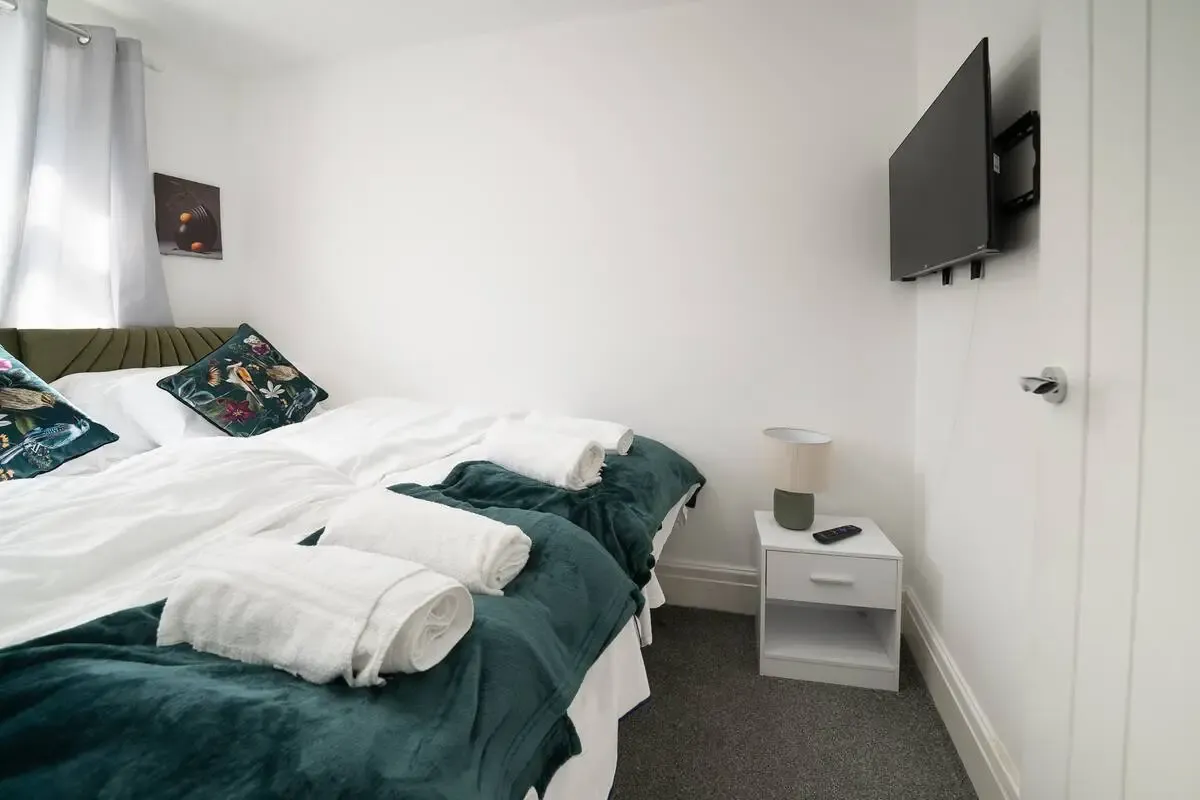 Spacious Cardiff 3BR Home | Free On-Site Parking in 11a Saint Peter's Street, Cardiff, CF24 3BA, United Kingdom - Property image 16 - VivreStays