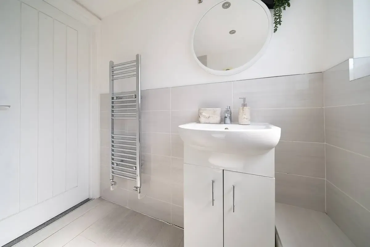 Spacious Cardiff 3BR Home | Free On-Site Parking in 11a Saint Peter's Street, Cardiff, CF24 3BA, United Kingdom - Property image 19 - VivreStays
