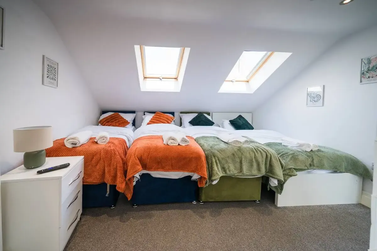 Spacious Cardiff 3BR Home | Free On-Site Parking in 11a Saint Peter's Street, Cardiff, CF24 3BA, United Kingdom - Property image 17 - VivreStays
